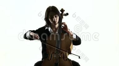 女人演奏大提琴专业<strong>抒情音乐</strong>。 白色背景。 慢动作